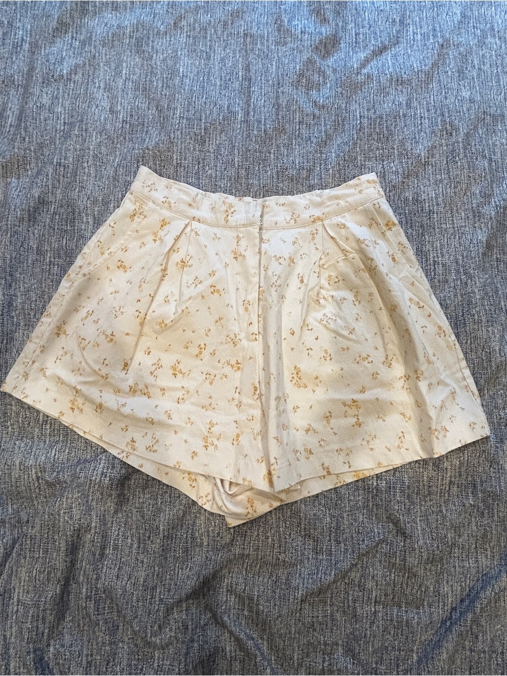 Francesca's Collections Cream Floral High-Rise Short